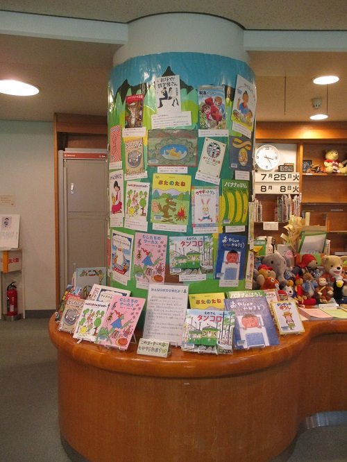 総合市民図書館展示「本の木　みんなのすきな本だよ！」