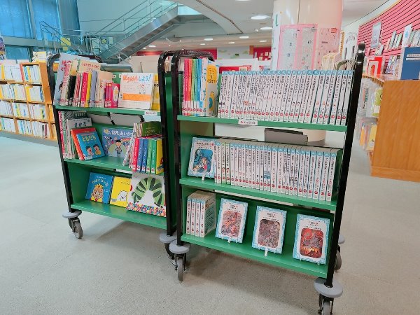 藤沢ライオンズクラブ様からの寄贈本「りんごの棚」展示風景