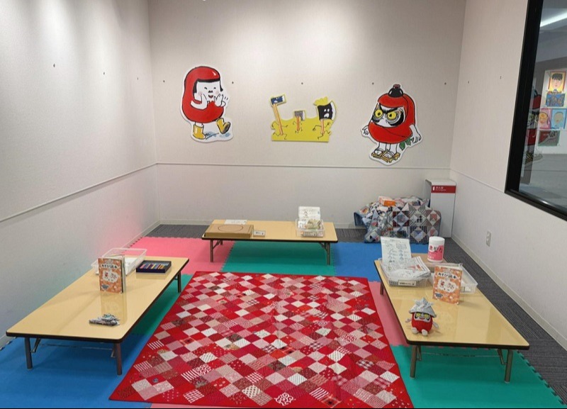 子どもの遊び場ゾーン。すごろく、紙相撲、新聞帽子作りなど