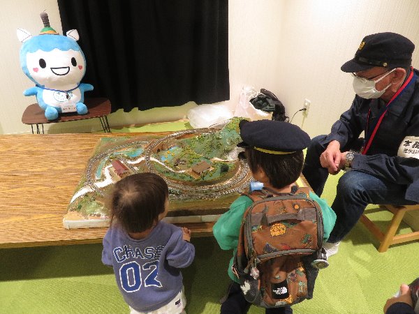 南市民図書館児童行事「鉄道模型であそぼう」イベント写真