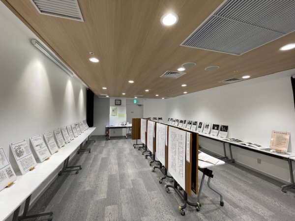 南市民図書館展示会＆特別映画会「戦後80年」展示風景