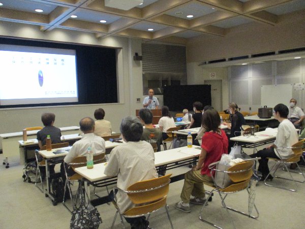 昨年の「16ミリ映写機操作技術認定講習会」の様子（座学）