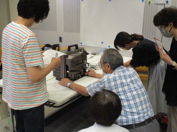 昨年の「16ミリ映写機操作技術認定講習会」の様子（実習）
